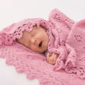 Sonderangebot Babydecke mit Lochmuster und Borte aus Ecopuno