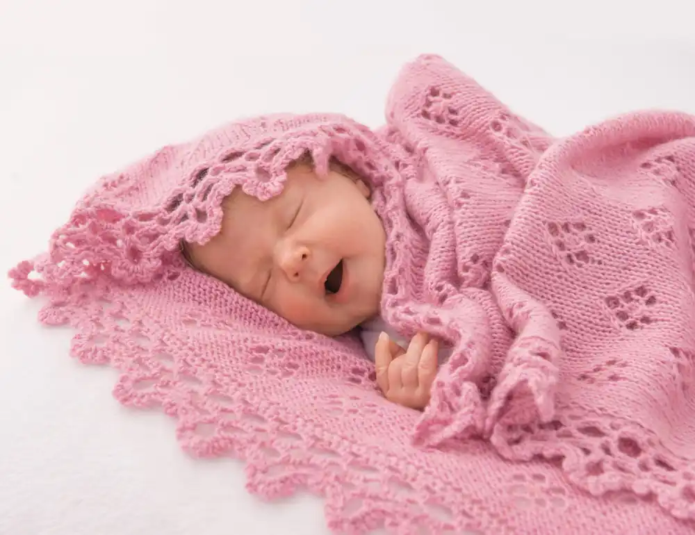 Sonderangebot Babydecke mit Lochmuster und Borte aus Ecopuno