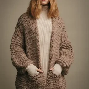 Cardigan Chilly Milly aus WOOLADDICTS Fire Jetzt Zugreifen