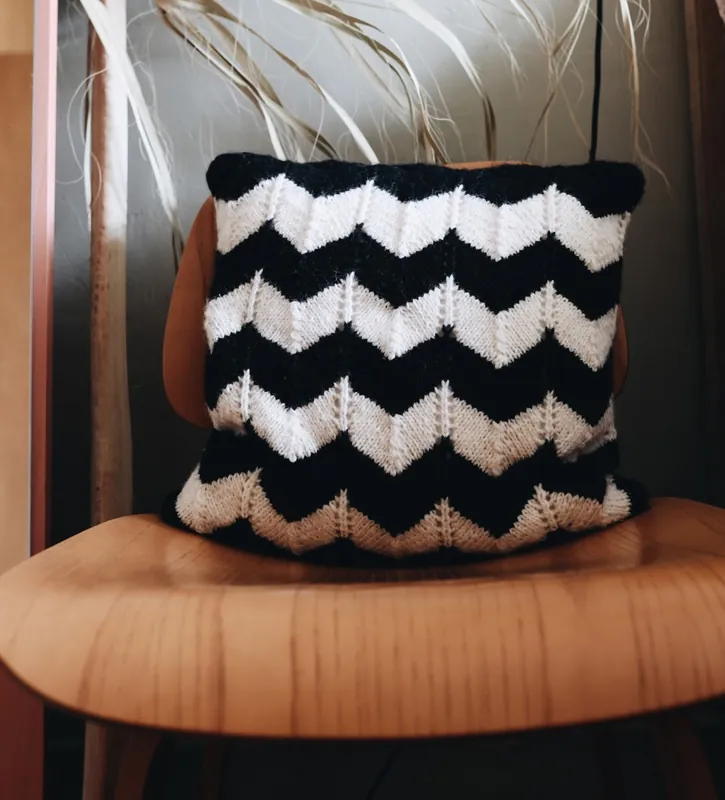 Kissenhülle im Zackenlochmuster aus Brigitte No. 2 Online Kaufen