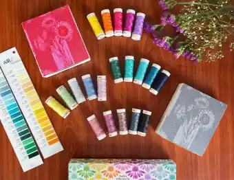 Knallerangebot Indelible Collection 8wt by Anna Maria Horner – 20 kleine Holzspulen Aurifil Garnsortiment