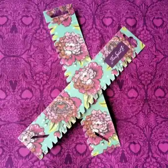 Aktuell LIMITED EDITION! Tula Pink Handmaß – Türkis mit Pfingstrosen-Blüten – Free Spirit