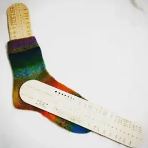 Exklusiv Sockenlineal - Holzlineal mit Sockentabelle & Nadelmaß für 4-fach oder 6-fach Stricksocken - Tanja Steinbach / AGIANI Design Stricklineal