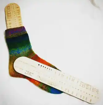 Exklusiv Sockenlineal – Holzlineal mit Sockentabelle & Nadelmaß für 4-fach oder 6-fach Stricksocken – Tanja Steinbach / AGIANI Design Stricklineal