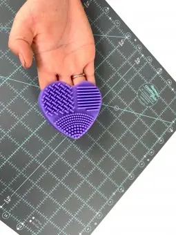 Hochwertig Schneidematten-Reiniger – Herzchen zur Schneidemattenpflege – The Gypsy Quilter Heart Shaped Mat Cleaning Pad