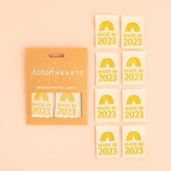 Made in 2023 Metallic Labels – Sarah Hearts Goldene Webetiketten – Premium Woven Labels – Tied with a Ribbon Limited Edition Schneller Versand