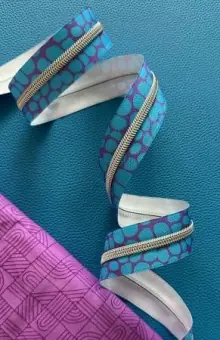 Blue Pebble Zipper – Türkis getupftes Endlosreißverschlussband mit Metalliczähnen No. 5 von Sassafras Lane Designs Zertifiziert