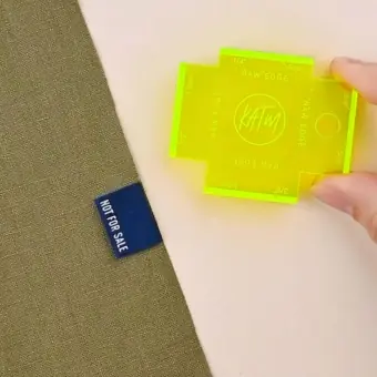 Label Gauge Helferlein – KATM Webetiketten Maßwerkzeug – Premium Woven Labels – Kylie and the Machine Messhilfe Echt