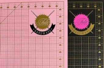Sonderangebot Große Pink & Schwarz-Goldene Schneidematte – Original Tula Pink Hardware – Cutting Mat 24″ x 36 inches