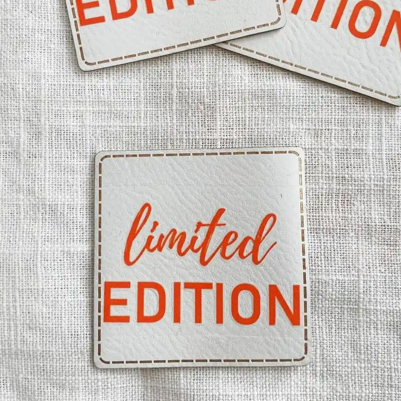 Im Trend Aufnäher Label – limited edition weiß neonorange – für einzigartige Nähprojekte, Strickwerke & Gebas