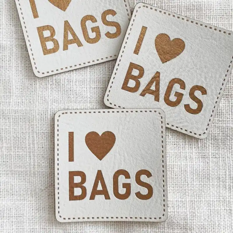 Aufnäher Label – I ❤️ Bags weiß gold – für einzigartige Nähprojekte, Strickwerke & Gebastelte Wochenendangebot