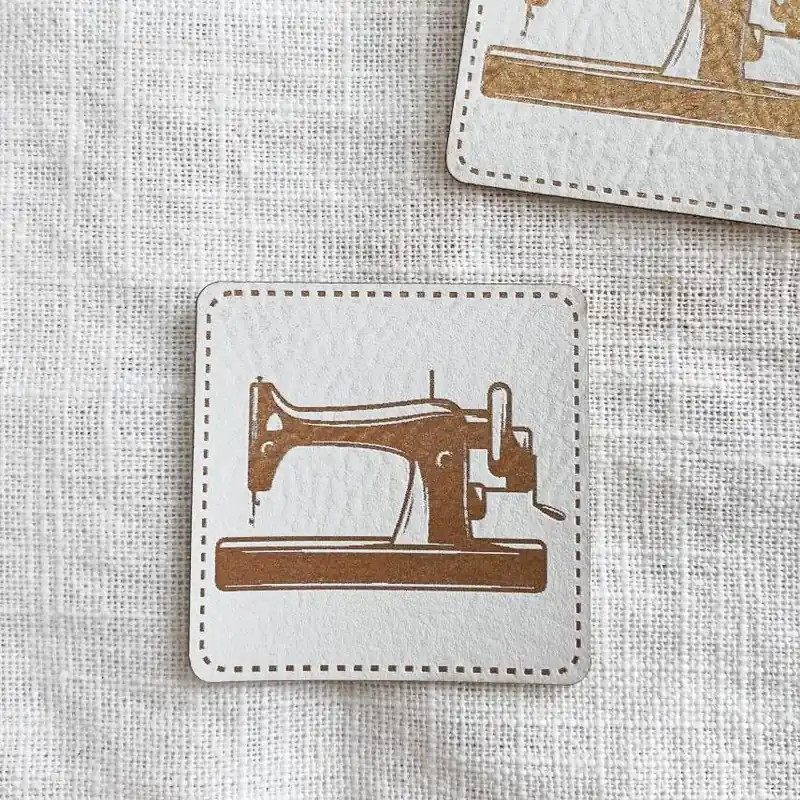 Echt Aufnäher Label – Nähmaschine 4×4 weiß gold – für einzigartige Nähprojekte, Strickwerke & Gebastelte