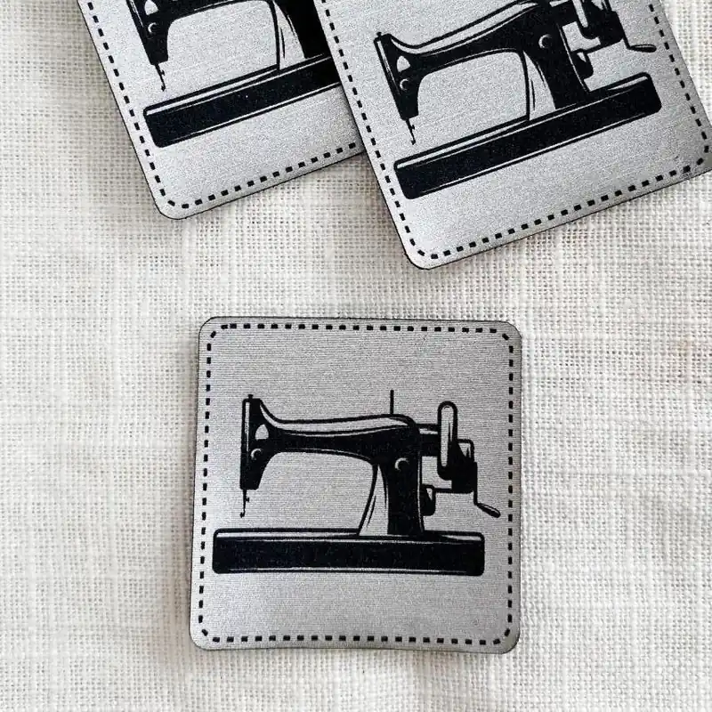 Sonderaktion Aufnäher Label – Nähmaschine 4×4 silber – für einzigartige Nähprojekte, Strickwerke & Gebasteltes