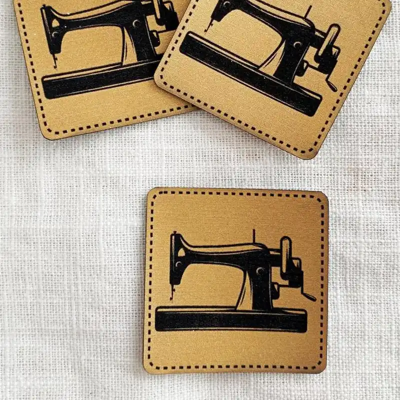 Aufnäher Label – Nähmaschine 4×4 gold – für einzigartige Nähprojekte, Strickwerke & Gebasteltes Preisknaller