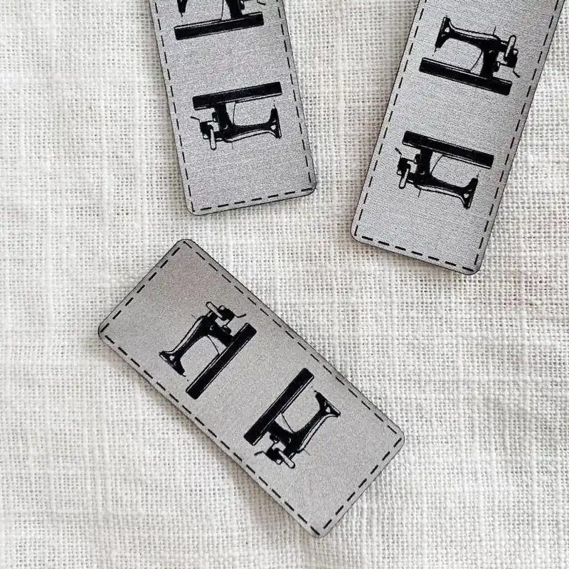 Aufnäher Label – Nähmaschine silber – für einzigartige Nähprojekte, Strickwerke & Gebasteltes Bestpreis