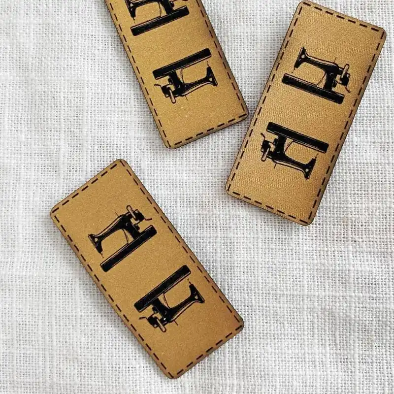 Direktkauf Aufnäher Label – Nähmaschine gold – für einzigartige Nähprojekte, Strickwerke & Gebasteltes