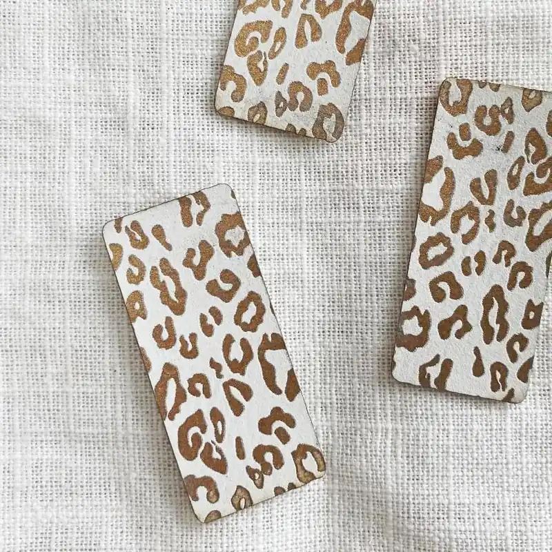 Wochenendangebot Aufnäher Label – Leo Print – weiß gold – für einzigartige Nähprojekte, Strickwerke & Gebasteltes