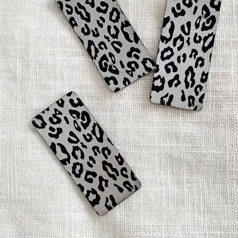 Aufnäher Label – Leo Print – silber – für einzigartige Nähprojekte, Strickwerke & Gebasteltes Ausverkauf