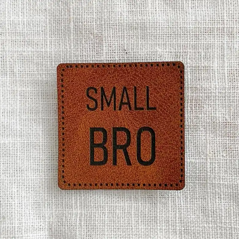 Jetzt Zugreifen Aufnäher Label – SMALL BRO braun 4×4 – für einzigartige Nähprojekte, Strickwerke & Gebasteltes