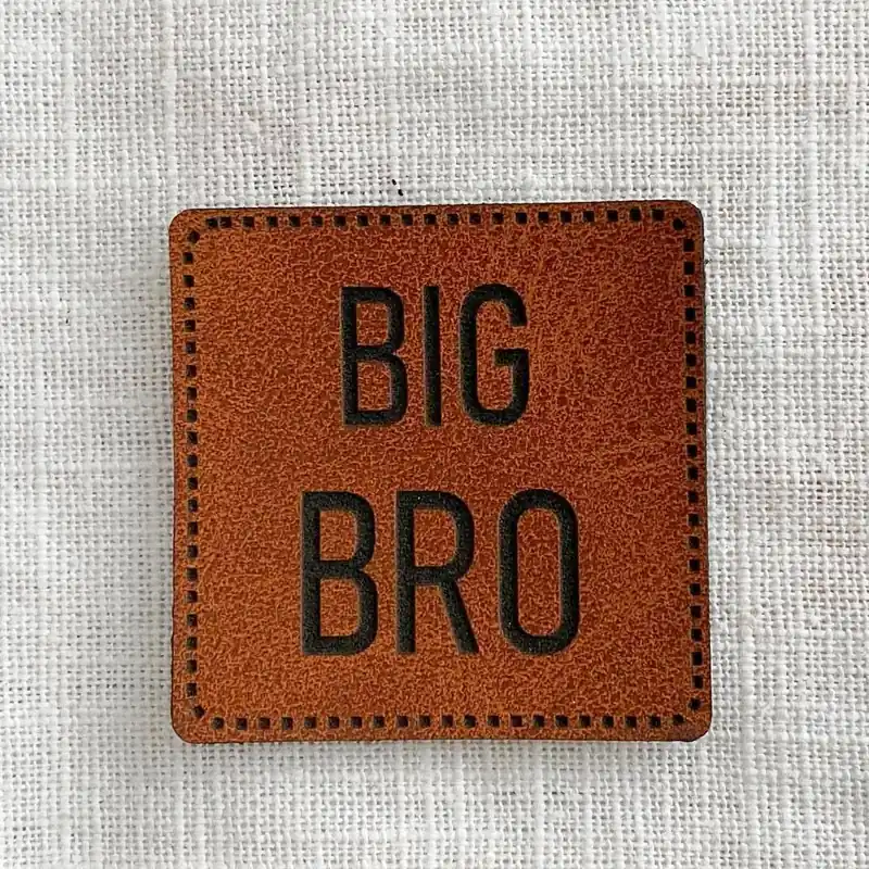 Exklusiv Aufnäher Label – BIG BRO braun 4×4 – für einzigartige Nähprojekte, Strickwerke & Gebasteltes