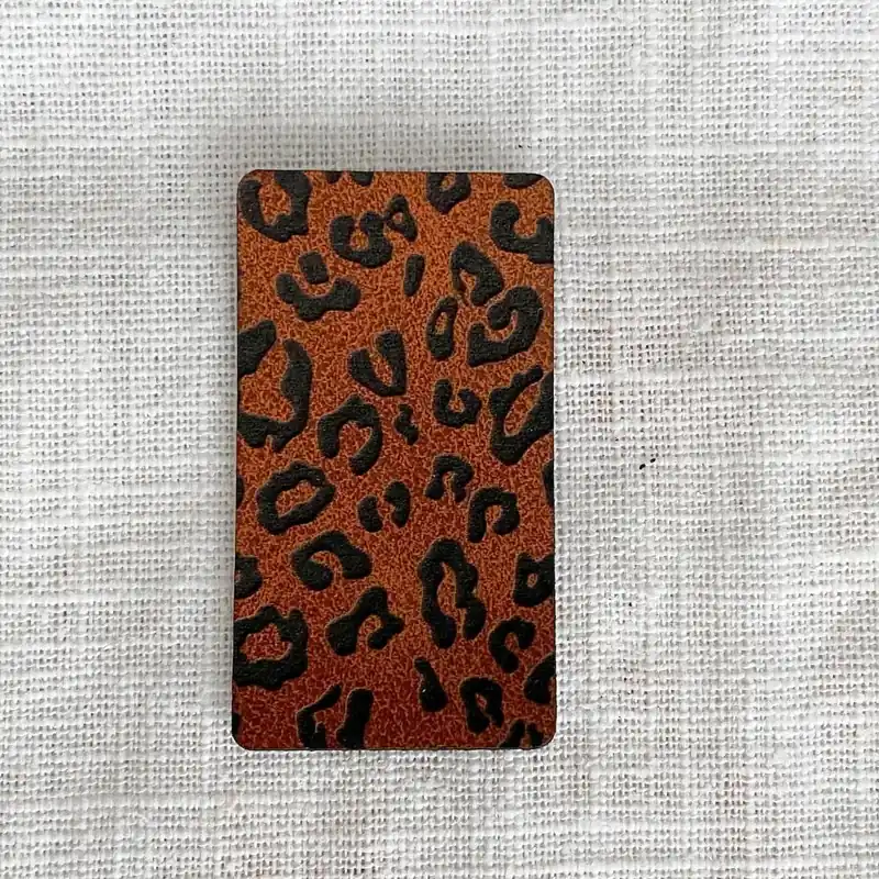 Abverkauf Aufnäher Label – Leo Print – braun – für einzigartige Nähprojekte, Strickwerke & Gebasteltes