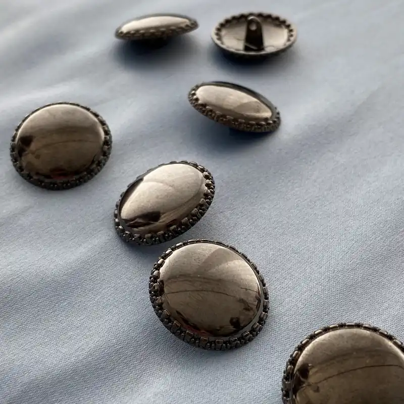 edler runder Knopf schwarz silber aus Metall mit Öse 20mm / 36″ für Bluse Jacke Mantel Preisreduziert