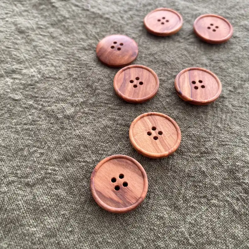 runder Knopf aus Holz 20mm – 32″ mit 4 Löchern waschbar Premium