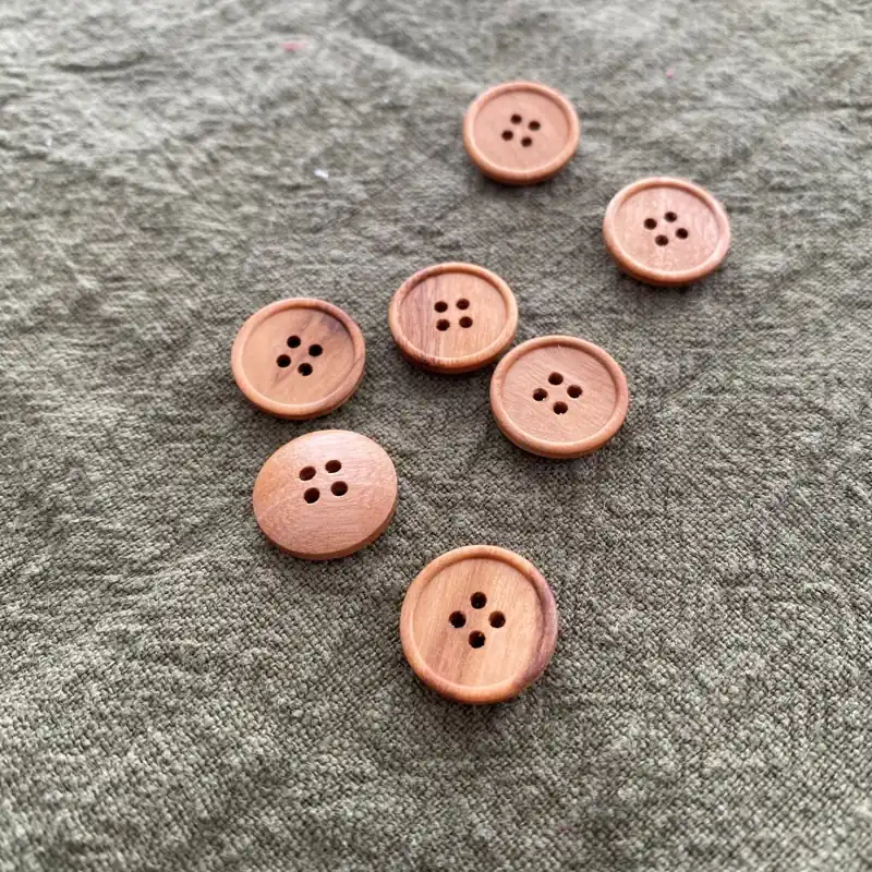 Wochenendangebot runder Knopf aus Holz 15mm – 24″ mit 4 Löchern waschbar