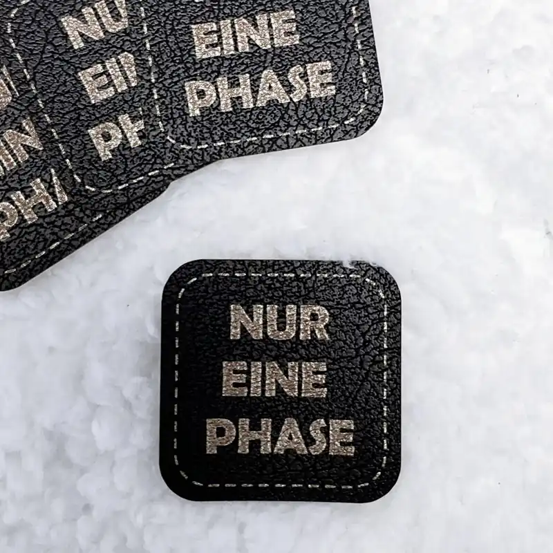 Aufnäher Label – NUR EINE PHASE schwarz – für einzigartige Nähprojekte, Strickwerke & Gebasteltes Preisknaller