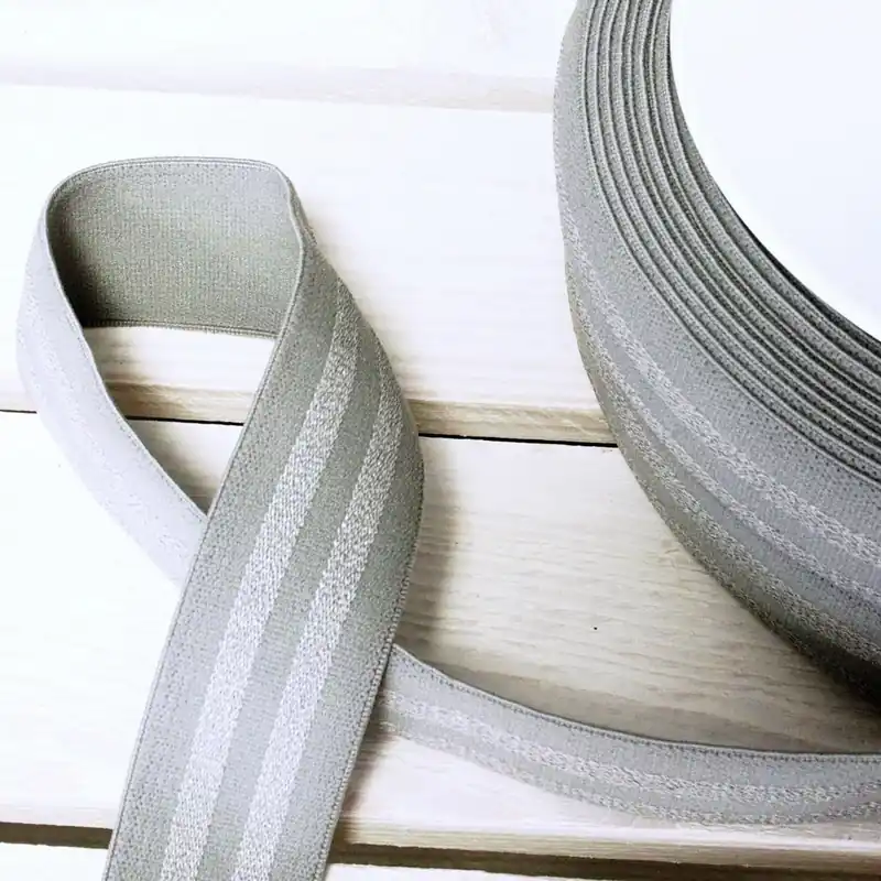Sichere Zahlung 3cm breites weiches Gummiband mit Metallic Streifen hellgrau – Hosengummi für Shorts und Röcke