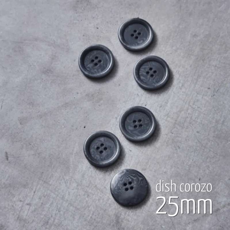 Knopf rund 25mm graublau 4 Loch – Dish Corozo Button dusty blue von meetMILK Neu Im Sortiment