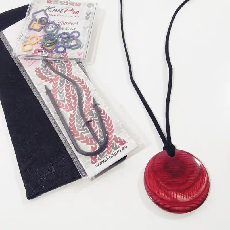 Expressversand Kette mit magnetischem Anhänger Holz rot – magnetisches Nadelkissen to Go