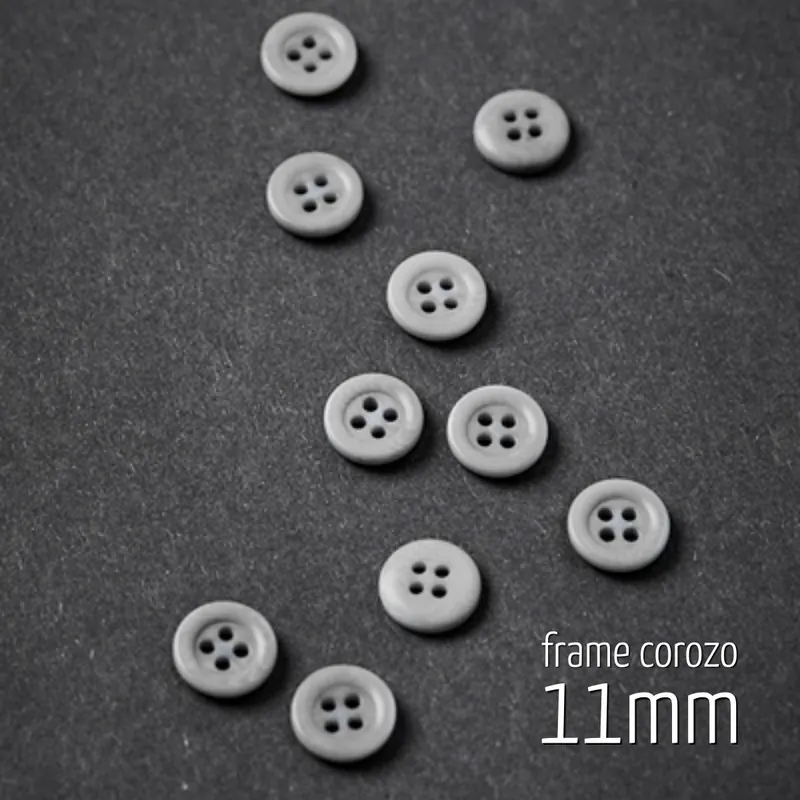 Gratis Versand Knopf rund 11mm hellgrau – 4 Loch Frame Corozo Button sky von meetMILK