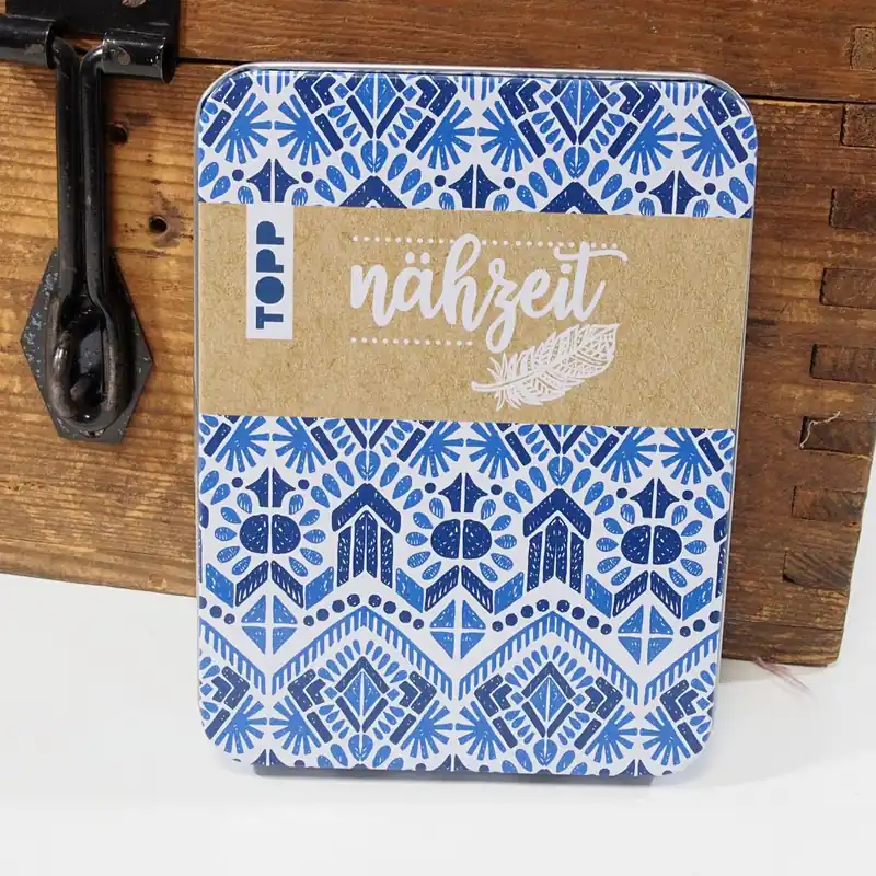 Ab Werk Nähset in Retro Metalldose blau – Reiseset mit Nadel Garn Schere Trenner Einfädler Maßband