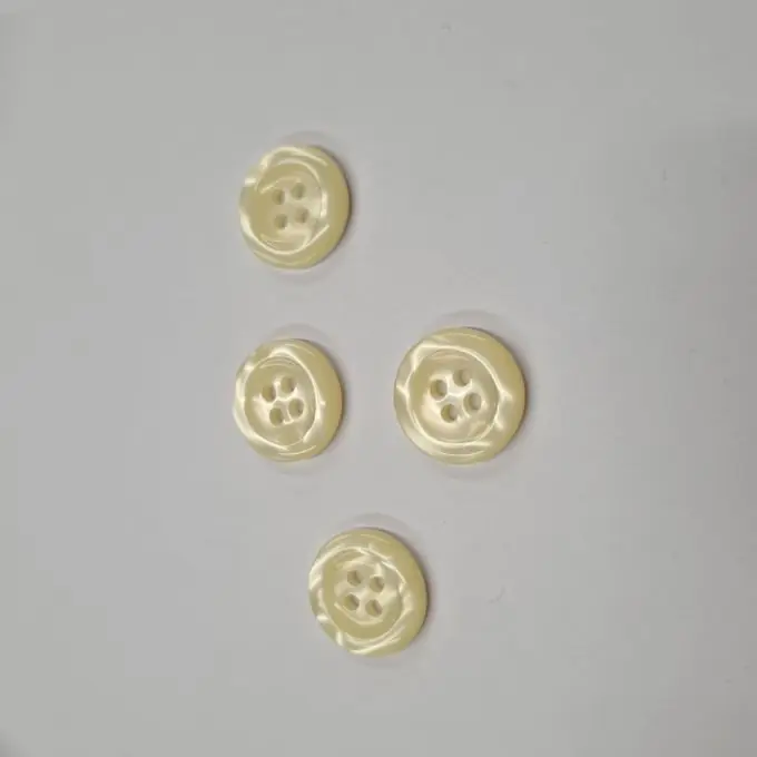 Knöpfe mit geschwungener Form creme 18 mm Im Trend
