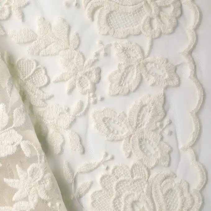 Highlight Ecrufarbener Organza-Stoff, bestickt mit Blumen