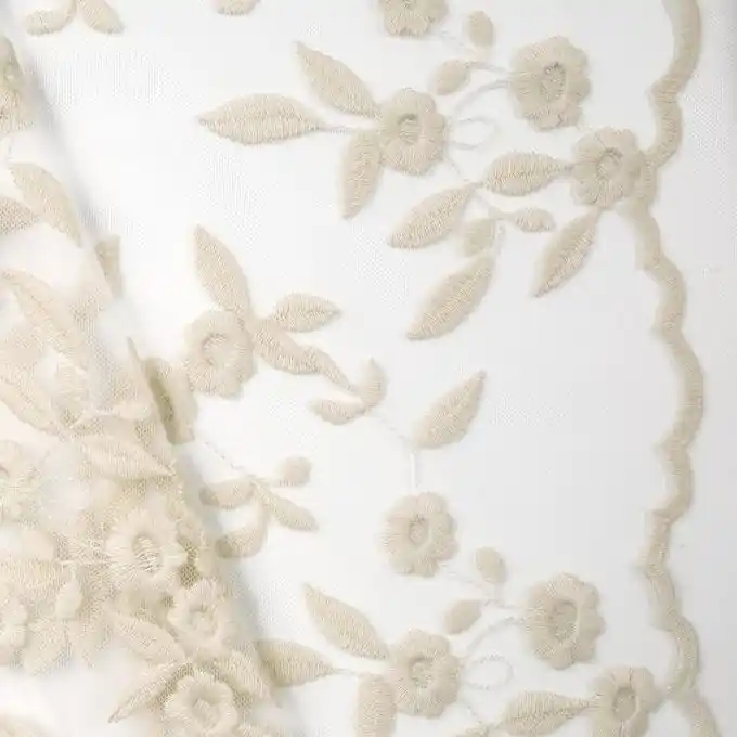 Begrenztes Angebot Meshgewebe mit ecrufarbenen Blumen