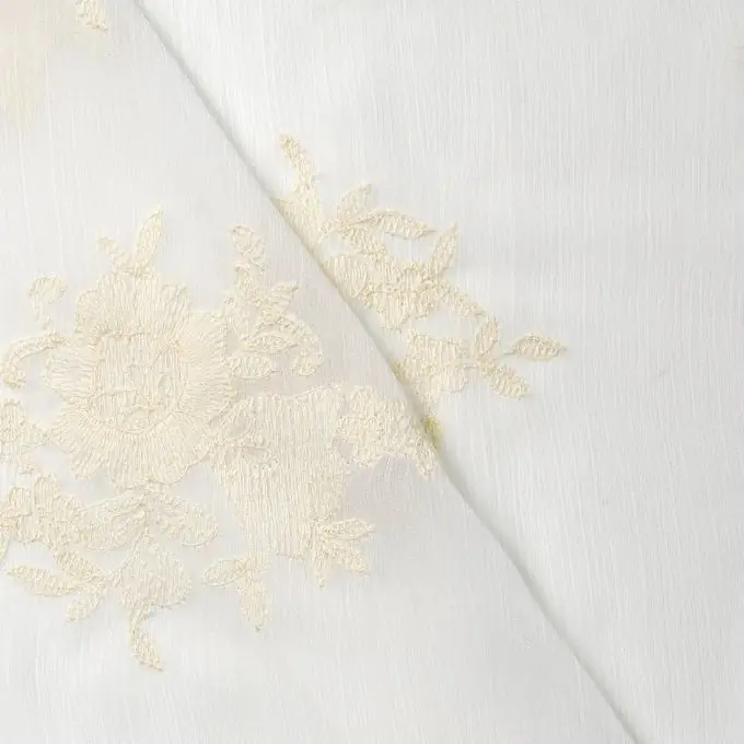 Crêpestoff bestickt mit Blumen Neue Ware