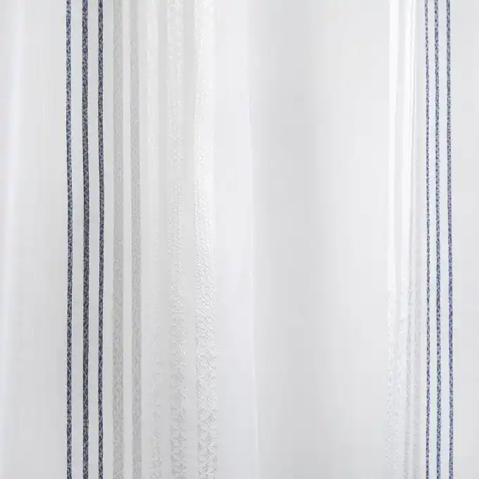 Weißer Voile-Stoff mit feinen blauen Streifen Schneller Versand