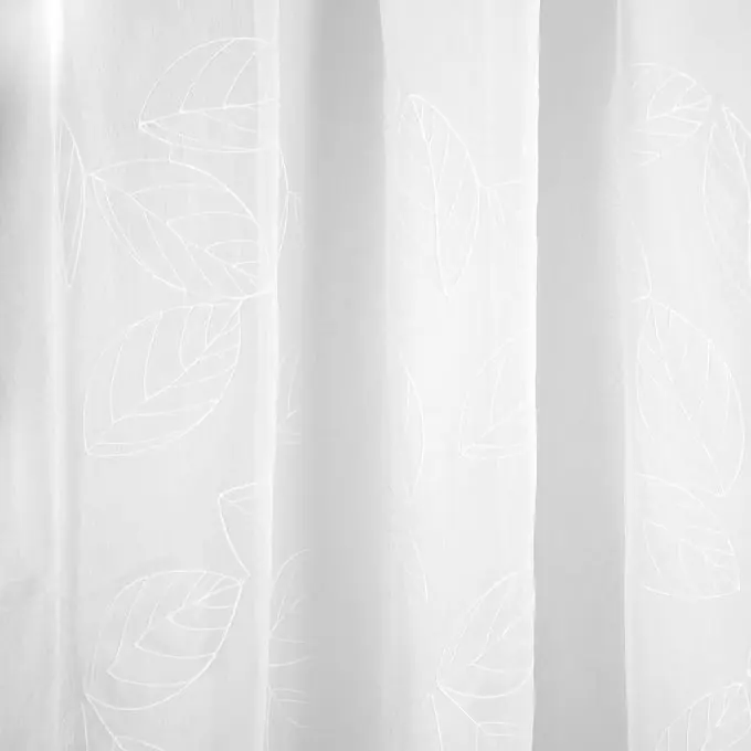 Sofort Bestellen Weißer Voile-Stoff mit Blumen bestickt