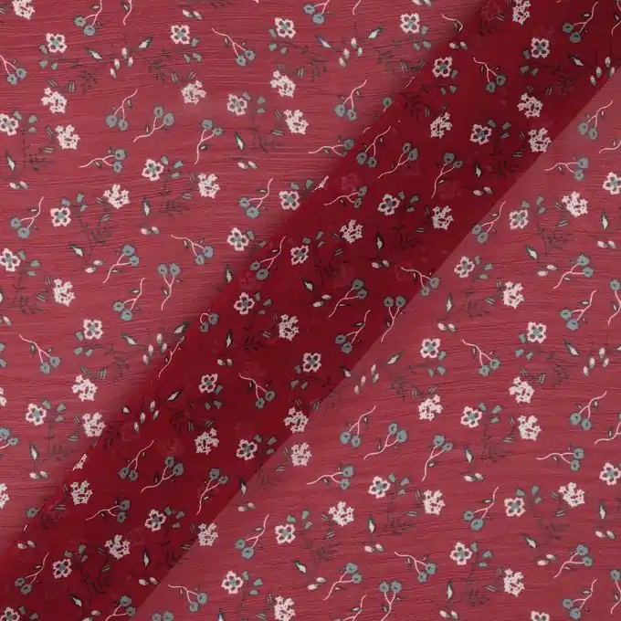 Günstig Kreppstoff mit bordeauxroten Blüten