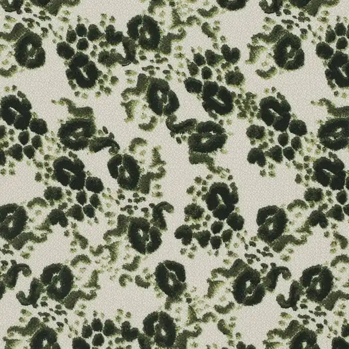 Saisonangebot Kreppstoff mit grünen Flecken.