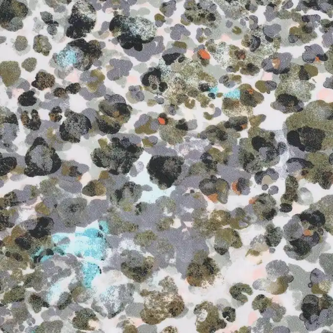 Kreppstoff mit Flecken und kleinen Motiven Markenprodukt