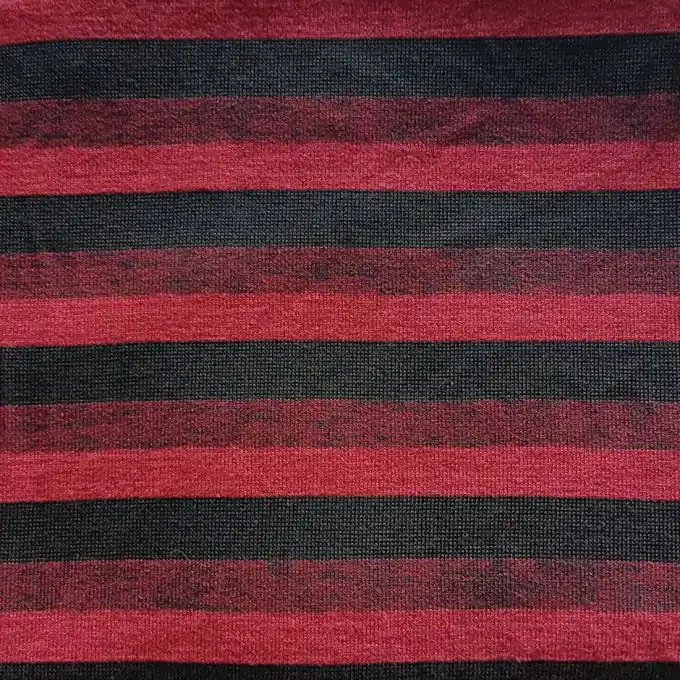 Gestreifter roter und schwarzer Strickstoff Aktuell