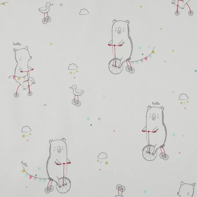 Ecrufarbener Baumwollstoff mit Eisbär und Fuchs auf dem Fahrrad Direktkauf
