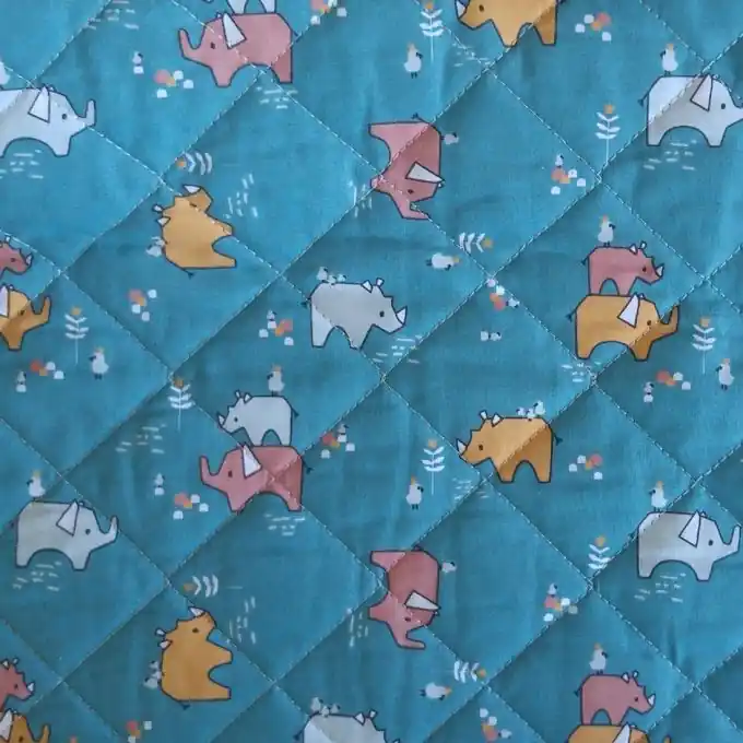 Aktuell Blauer gesteppter Stoff mit Nashornmotiven