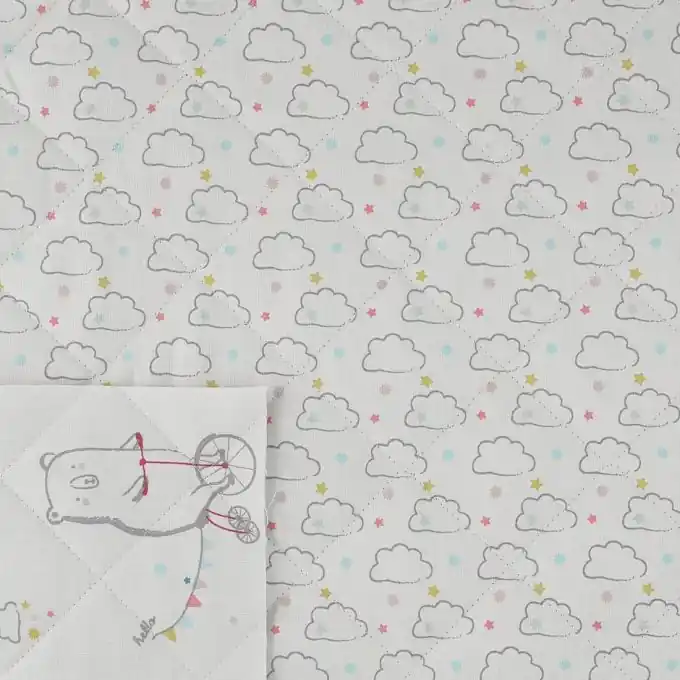 Gesteppter Stoff mit Bären und Wolken Direktkauf