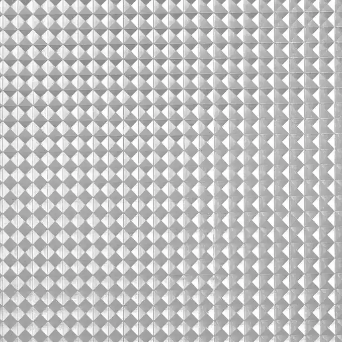 Kunstleder mit silberfarbenen Pyramiden Markenware