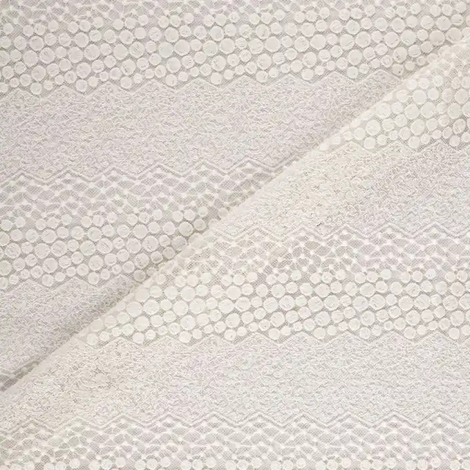 Markenprodukt Stoff mit geometrischer Stickerei in Ecru-Farbe