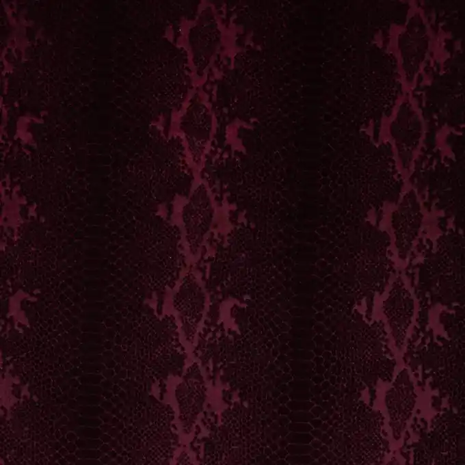 Samtstoff mit reliefartiger Schlangenstruktur in Bordeaux Letzte Chance